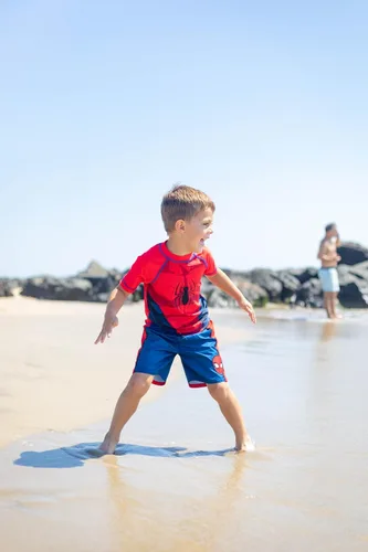 Miniatura 4 de Marvel Conjunto de camiseta de protección raglán y shorts de natación UPF 50+, tallas para niños pequeños a niños grandes (2T - 18-20)