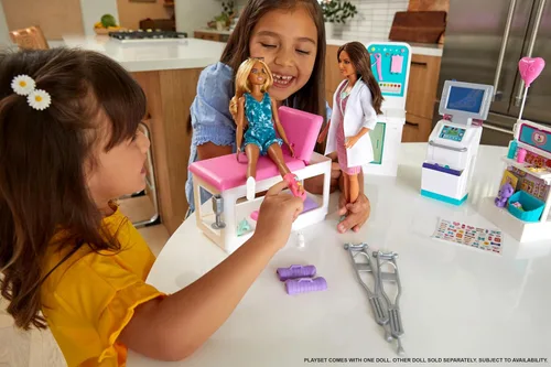 Miniatura 2 de Barbie Juego de carreras de clínica de enyesado rápido con muñeca doctora de cabello castaño, muebles y más de 30 accesorios, incluyendo moldes