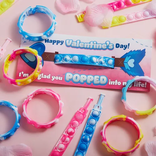 Miniatura 7 de JOYIN Paquete de 28 tarjetas de regalo para el día de San Valentín con pulsera Pop Fidget, juguete para ansiedad de burbujas para reventar, pulsera