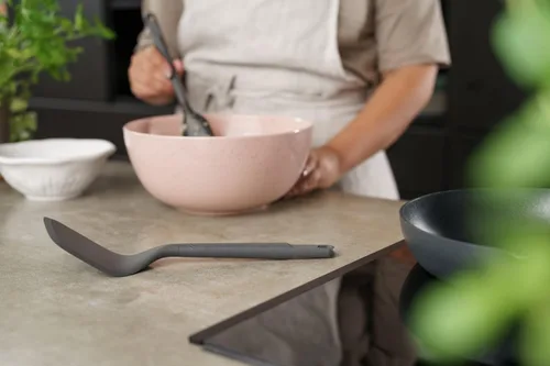 Miniatura 6 de Zyliss E980233 - Volteador de cocina en ángulo, paja de trigo sostenible/nailon, espátula para cocinar, antiadherente, cabezal resistente al calor