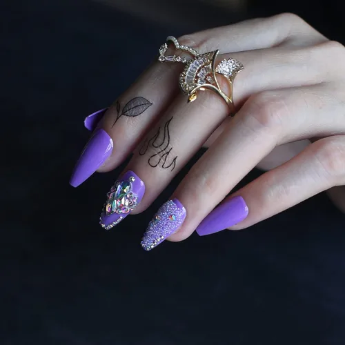 Uñas postizas cortas con diseño de diamantes de imitación brillantes, color violeta y brillante, cubierta de gel morado, uñas postizas ataúd