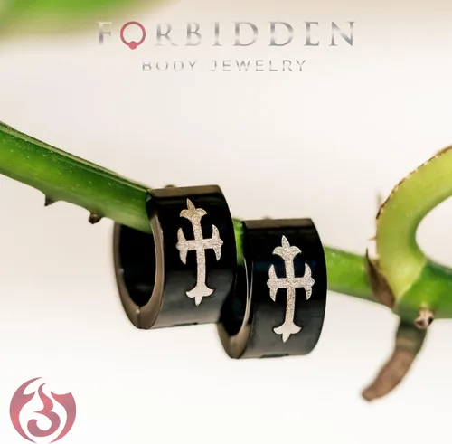 Miniatura 3 de Forbidden Body Jewelry Aretes de aro anchos de acero inoxidable con cruz romana medieval, color negro, semimate, para hombre, Metal