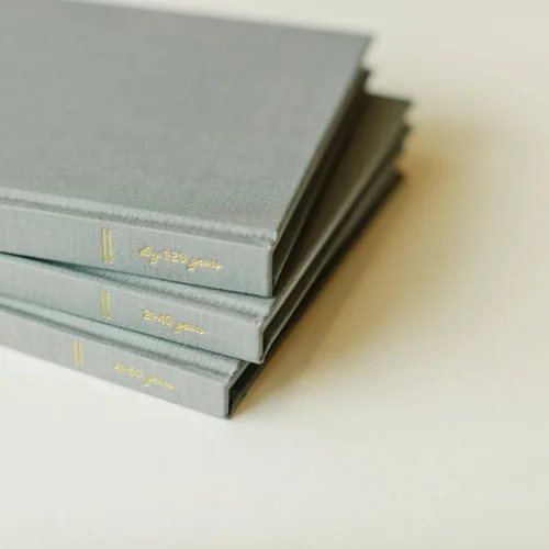 Miniatura 5 de Promptly Journals, Nuestra historia de amor Volumen 2: 21 a 40 aniversario (Gris, Lino) Diario de recuerdos de pareja