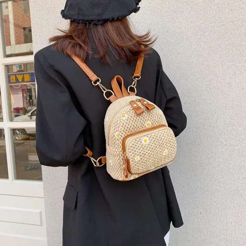 Miniatura 2 de OWGSEE Mochila de paja de ganchillo tejida a mano de moda de verano para mujer, Caqui