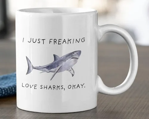Licpact Taza de cerámica con texto en inglés "I Just Freaking Love Sharks Okay", taza de tiburón, regalo de tiburón, taza de cerámica, cocina,