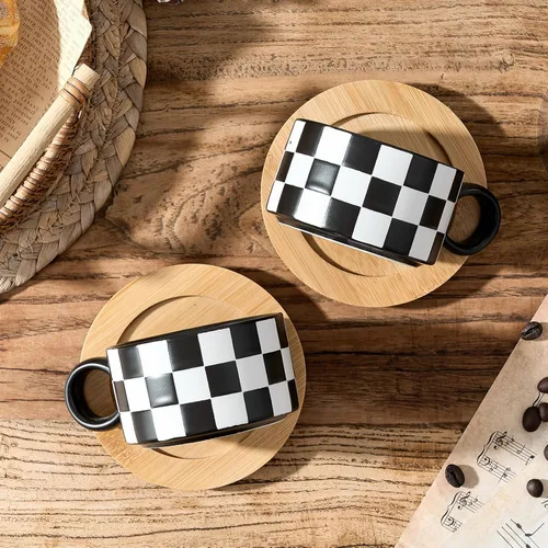 Miniatura 5 de LUKA - Juego de 4 tazas de café espresso apilables de cerámica con tablero de ajedrez en blanco y negro de 6 onzas, con platillos y soporte