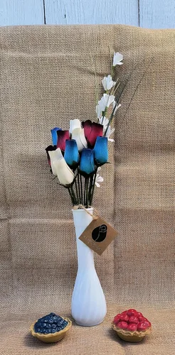 Miniatura 7 de Primitive Patriotic 2 Docenas Rojo con Puntas Negras, Blanco y Azul con Puntas Azul Oscuro Ramo