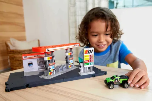 Miniatura 2 de Matchbox Juego de Coches de Juguete, Estación de Combustible con Conductores de Acción y Camión de Juguete a Escala 1:64, Mangueras de Gas Movibles