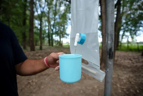 Miniatura 3 de ust Transportador de agua plegable enrollable de 10 litros con asas de madera y sin BPA, construcción transparente para beber, bañarse, acampar