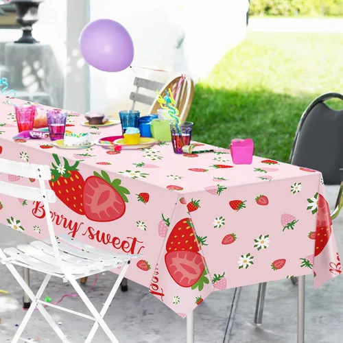 Miniatura 4 de Juego de 3 manteles de fresa de 54 x 108 pulgadas, mantel de plástico desechable para juegos de fiesta de cumpleaños de fresa, decoración, picnics