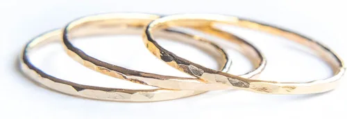 Miniatura 8 de Ellie J Maui Anillo martillado, anillos apilables delgados de 0.039 pulgadas (0.039 in), anillos minimalistas para mujeres, anillos rellenos de oro