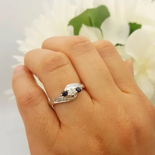 Miniatura 3 de Dazzlingrock Collection Anillo nupcial redondo de 3 piedras de compromiso con diamantes azules y diamantes blancos de 18 quilates, oro blanco