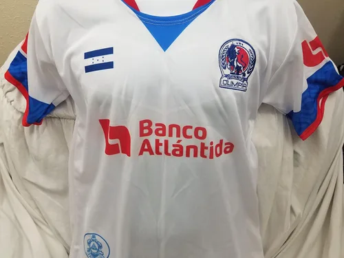 Miniatura 6 de Camisa Blanca Olimpia de Honduras La Camisa de Los Leones Monarcas de Tu País con 40 Títulos, Logo Bordado y Bandera Grabada