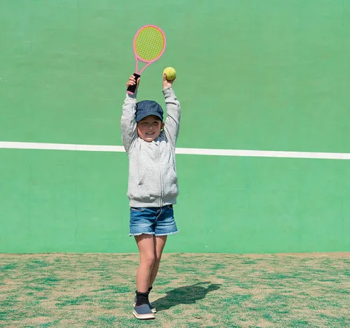 Miniatura 6 de Raqueta de tenis para niños, raqueta de tenis de plástico de 17 pulgadas con 2 bolas suaves, 2 pelotas de tenis y 4 volantes para niños