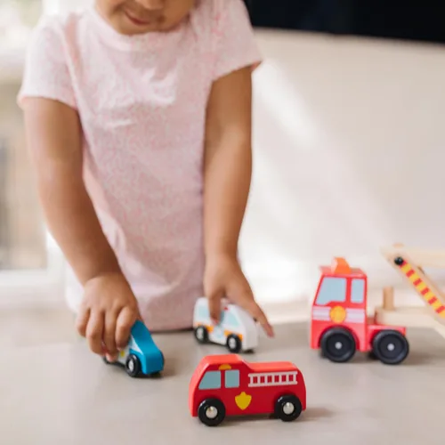Miniatura 8 de Melissa & Doug Emergency Vehicle Carrier camión de madera con 4 vehículos de rescate