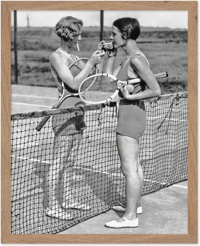 Poster Master Póster Vintage Fotografiado - Impresión Deportiva Retro - Regalo para Artista, Amigo - Niñas Fumando, Cancha de Tenis, Pausa para