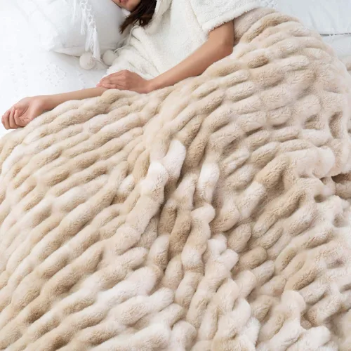 Miniatura 5 de BATTILO HOME Manta de Tiro de Piel Sintética Beige Suave Lujosa Fruncida Difusa Felpa Elegante con Manta de Visón Reversible para Sofá, Silla, Sofá