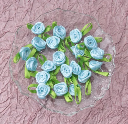 Miniatura 4 de 50 piezas de rosas de satén con hojas verdes, lazos de cinta mini lindos, suministros de flores artificiales de tela, adorno de aplique