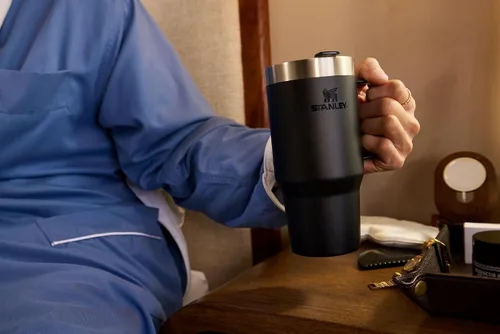 Miniatura 7 de STANLEY La Taza Suburbana Cotidiana 473 ml Beber a Través de la Tapa Taza para Café, Té y Bebidas Taza de Café de Acero Inoxidable Aislada
