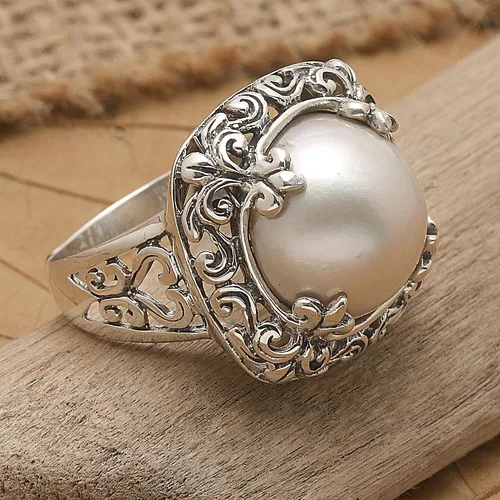 Miniatura 2 de NOVICA Anillo de cóctel artesanal hecho a mano con perlas de agua dulce cultivadas Mabe, plata de ley 925, diseño floral, piedra natal blanca