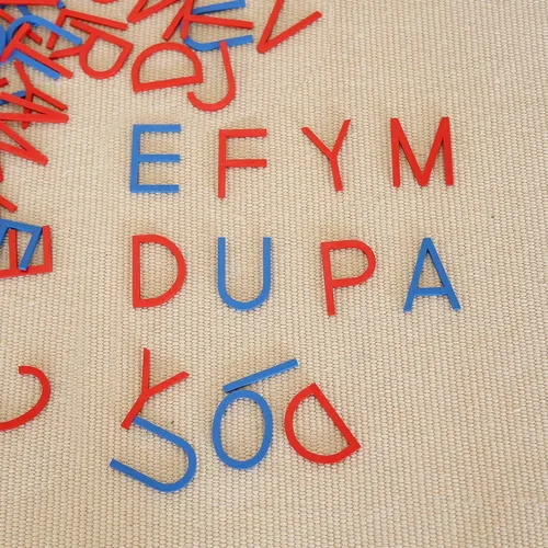 Miniatura 7 de MONTESSORI OUTLET Pequeño alfabeto móvil (mayúscula, impresión, mezcla azul y rojo)