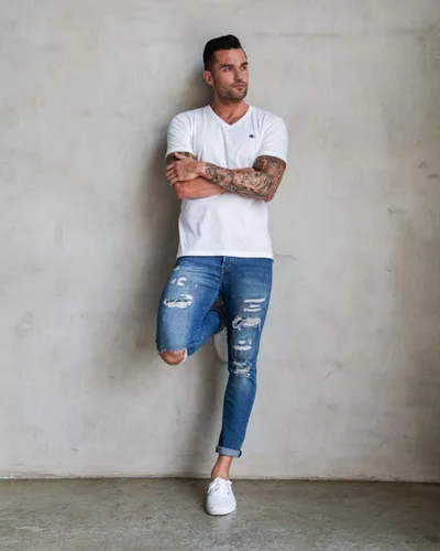 Miniatura 3 de INTO THE AM - Camisetas de cuello en V para hombre, ultra suaves y modernas.