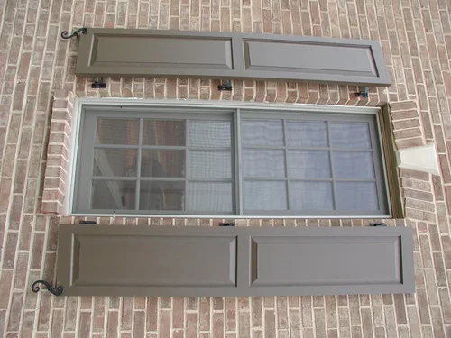 Miniatura 11 de Persianas de PVC True Fit de 18"An x 48"Al con Dos Paneles Elevados Iguales, Imprimadas (Por Par - Herrajes No Incluidos)