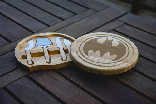 Miniatura 2 de PICNIC TIME DC Comics Batman Bat Signal - Tabla de queso Circo y juego de cuchillos, regalo de tabla de embutidos con 4 herramientas de acero
