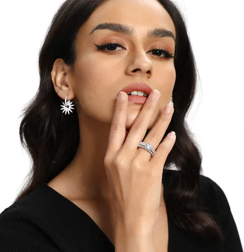 Miniatura 2 de MDFUN Juego de anillos de compromiso con halo de corazón tres en uno, anillo de compromiso chapado en oro blanco de 18 quilates, circonita cúbica