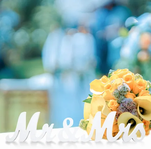 Miniatura 3 de BLOOBLOOMAX Letrero de madera con texto en inglés "Mr and Mrs", letras rústicas de Mr. & Mrs. para mesa de boda, decoración para fotos, mesa