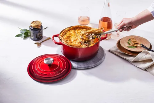 Miniatura 6 de Le Creuset Horno holandés redondo de hierro fundido esmaltado, 5.5 cuartos de galón, Cereza Cerise