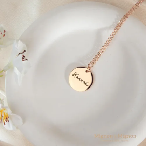 Miniatura 5 de MignonandMignon Collar personalizado con nombre de moneda, regalo de joyería grabada personalizada para dama de honor, cumpleaños, joyería hecha a