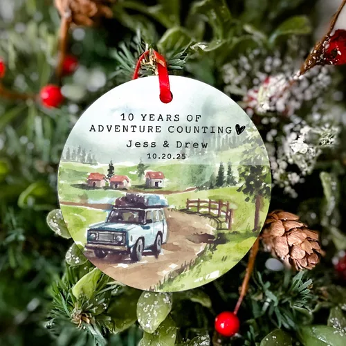 Miniatura 3 de Yippee Daisy Adorno de campamento personalizado – 10º aniversario para él y ella – 10 años casados juntos – Adorno de Navidad para parejas – 2025
