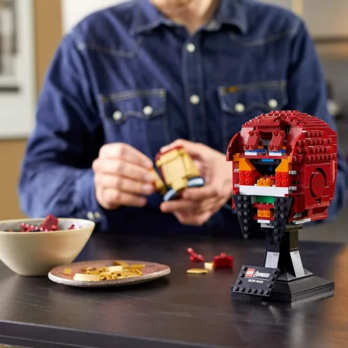 Miniatura 6 de Casco de Iron Man de LEGO Marvel Avengers 76165; Máscara de Iron Man de ladrillo para adultos para construir y exhibir, desafío creativo