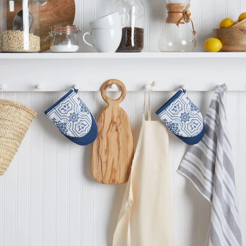Miniatura 2 de Martha Stewart Strie Medallion - Juego de 2 manoplas para horno pequeñas, color azul marino, 5.5 x 8 pulgadas Medallón Strie