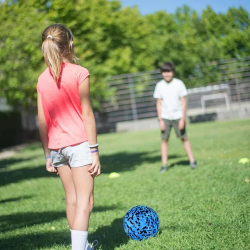 Miniatura 8 de Balón de fútbol tamaño 4 para niños, diseño rosa mosaico/azul, pelota de entrenamiento juvenil para niños y niñas, regalo de fútbol para interiores