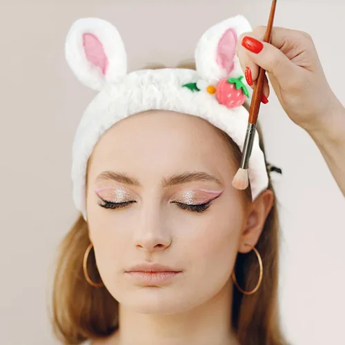 Miniatura 6 de CAVETEE Juego de 3 piezas de diadema linda - Diadema elástica cosmética de spa, pulsera para mujeres, cuidado facial y ducha Oreja de conejo blanco