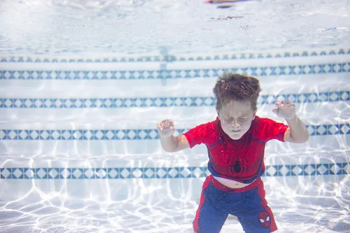 Miniatura 6 de Marvel Conjunto de camiseta de protección raglán y shorts de natación UPF 50+, tallas para niños pequeños a niños grandes (2T - 18-20)