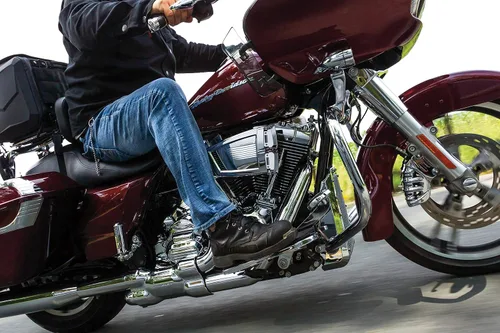 Miniatura 2 de Kuryakyn 9673 Pedal de freno extendido negro brillante con carenados inferiores: motocicletas Harley-Davidson Touring y Trike 2014-19