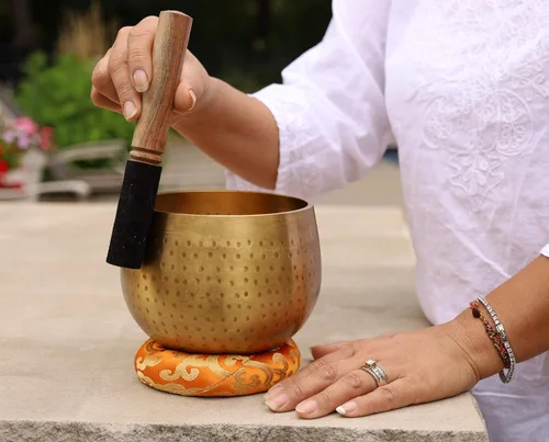 Miniatura 7 de DharmaObjects - Juego de cojín, mazo y cuenco tibetano cantor de meditación con anillo gong (Jumbo)