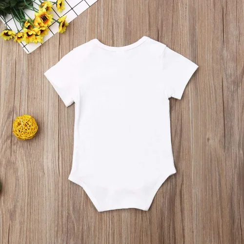 Miniatura 64 de Pañalero para bebé recién nacido, con frase en inglés “Got my mind on my momy”, color gris y blanco, talla 0-18M