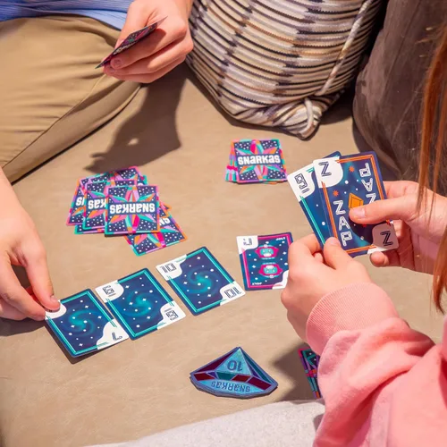 Miniatura 5 de Hootenanny Games Snarkas - Juego de cartas para coleccionar gemas para añadir y combinar Perfecto para juegos familiares 2-4 jugadores, a partir