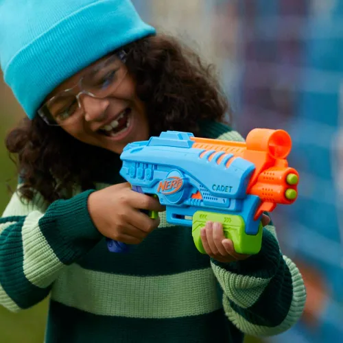 Miniatura 9 de Nerf Elite Jr Ultimate Starter Set, 2 lanzadores de espuma de juguete fáciles de jugar, 15 dardos Nerf Elite, 2 objetivos, juegos al aire libre