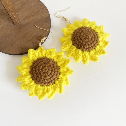 Miniatura 3 de Aretes colgantes únicos y ligeros hechos a mano con forma de girasol grande, bonitos aretes de gancho floral de flor bohemia para mujer, fiesta
