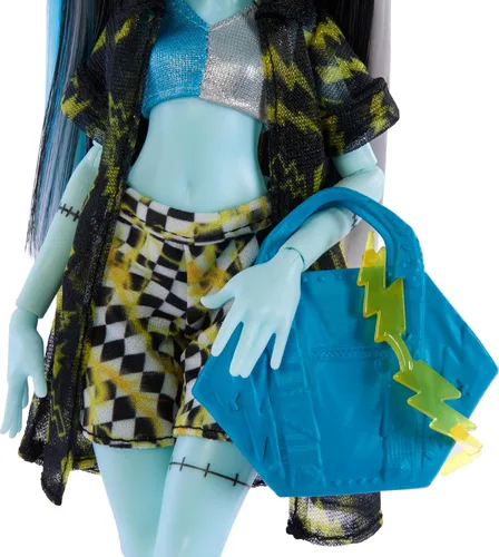 Miniatura 4 de Monster High Isla del Terror Frankie Stein con traje de baño, cubrebikini y accesorios de playa como sombrero, voleibol y bolso