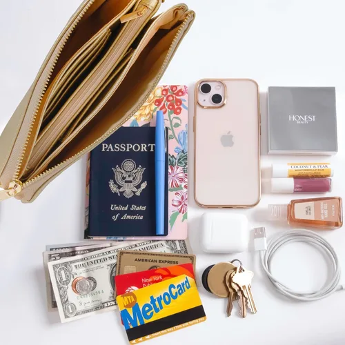 Miniatura 4 de Humble Chic bolsa pequeña de piel vegana, para usar cruzada o cartera con ajuste de pulsera, incluye hombro ajustable y correa para muñeca. Oro