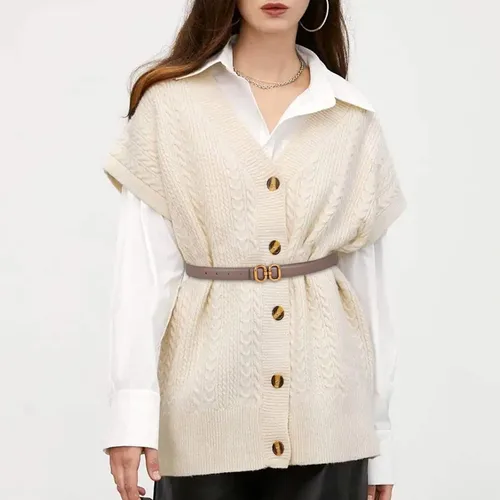 Miniatura 298 de Cinturón de cuero clásico con hebilla de metal para mujer con vestido de jeans