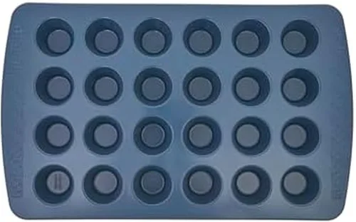 Miniatura 8 de Chicago Metallic Molde antiadherente para muffins todos los días, perfecto para magdalenas, huevos y mucho más. 12 tazas, azul
