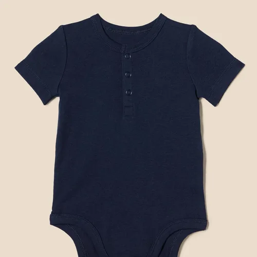 Miniatura 4 de Tienda Essentials Body unisex Henley para bebés, paquete de 2