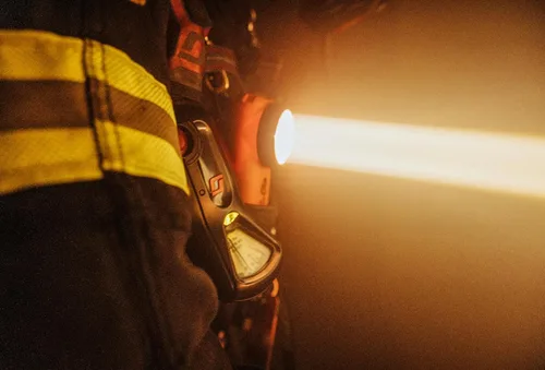 Miniatura 10 de Streamlight 90950 Survivor X Linterna de bombero en ángulo recto de 250 lúmenes con tres (3) pilas alcalinas AA, naranja